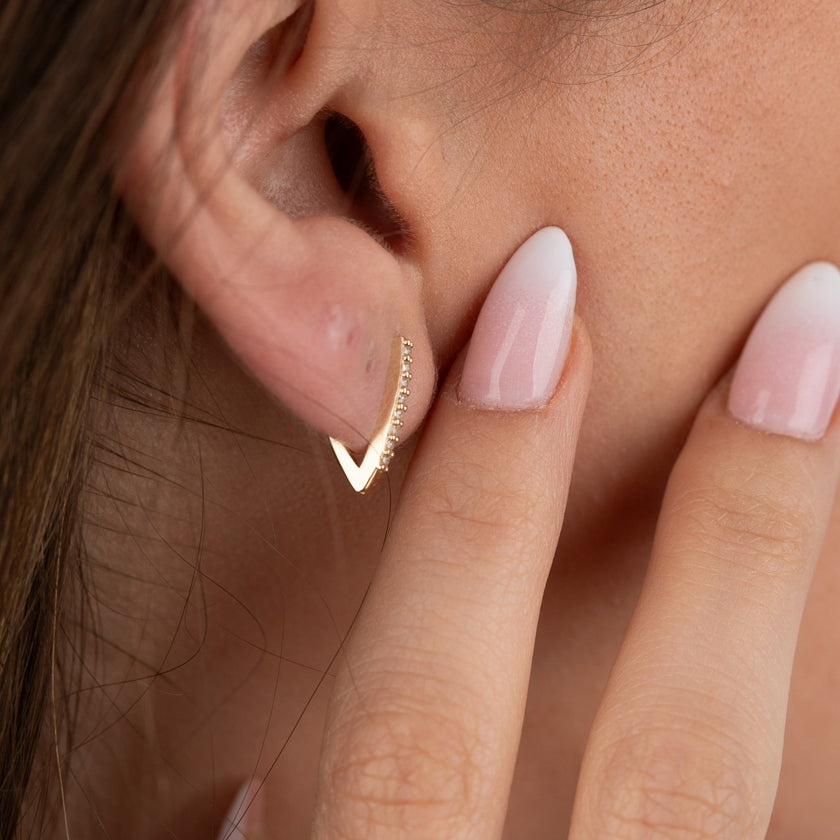 14 Ayar Altın V Hoop Zircon Taşlı Minimalist Küpe A14-010