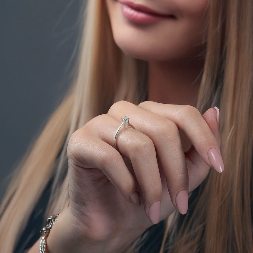 0.15 Karat Pırlanta Tektaş Yüzük Evlilik Teklifi için Klasik Model