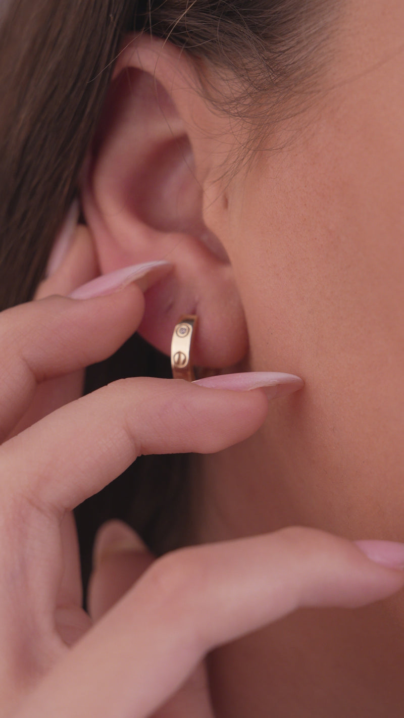 14 Ayar Altın Vİda İşlemeli Stud Huggie Sade Küpe D039